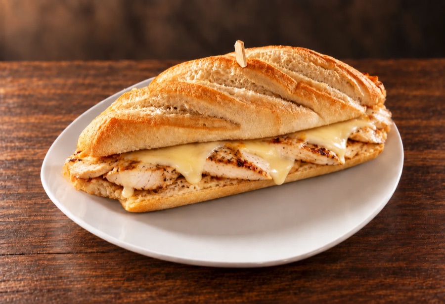 Bocadillo caliente de pollo y queso